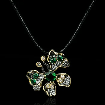 925 Strieborná Tmavo Holub Krvi Emerald Zlatý Kvet, Ktorý Kvitne Bohatými Malachit Zelený Zirkón Plný Diamond Motýľ Náhrdelník